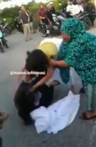 Viral Duel Adu Jotos Sepasang Pria & Wanita Di Tengah Jalan