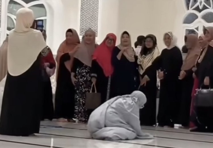 Viral Emak-emak Berfoto di Masjid, Abaikan Jamaah Sholat