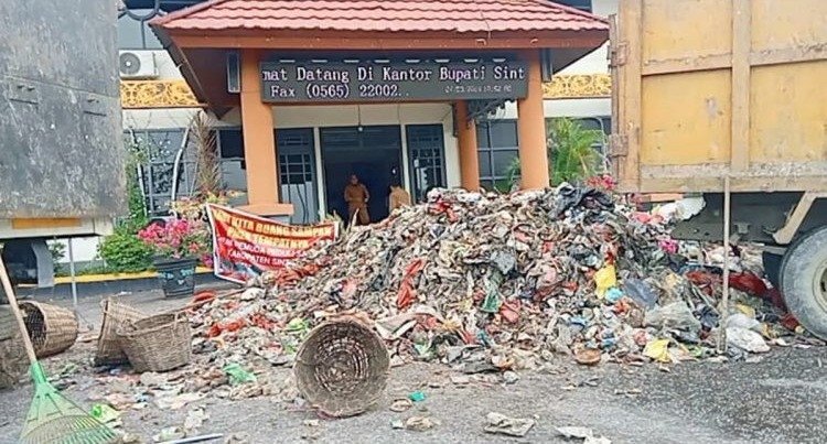 Viral Empat Truk Sampah Dibuang di Kantor Bupati dan DPRD Sintang: Protes Warga