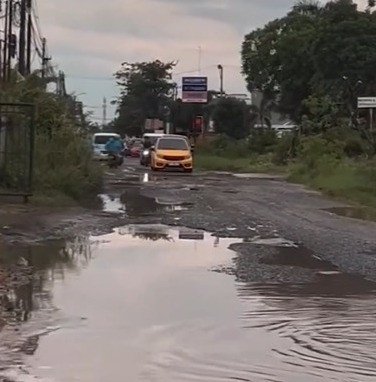 Viral Genangan Air Tutupi Jalan Berlubang Usai Hujan: Bahayakan Pengguna Jalan Tegal Binangun