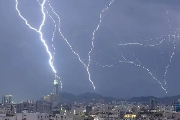 Viral Hujan Badai Terjang Makkah Hingga Menara Jam Tersambar Petir