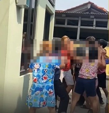 Viral! Satu Keluarga Mengamuk ke Tetangga Setelah Anak Gadisnya Ketahuan Tinggal Serumah Bersama Pacar