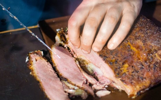 Viral Konten Kreator Diduga Muslim Makan Babi, Tuai Kecaman Netizen