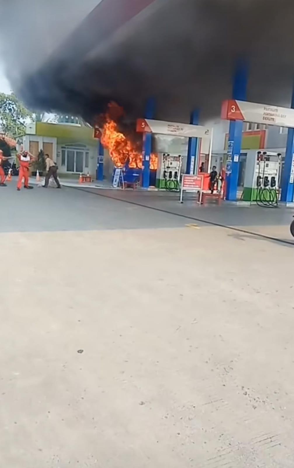 Viral, Mobil Angkot Kebakaran di SPBU di Sukabumi