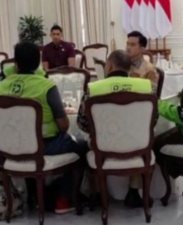 Viral Ojol Bertemu Wapres Gibran, Sepatu Air Jordan Merah Putih Jadi Soroton!
