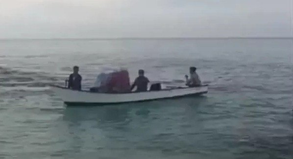 Viral Petugas Polisi Terombang-Ambing di Laut, Perjuangan Antar Pulau Bawa Kotak Suara