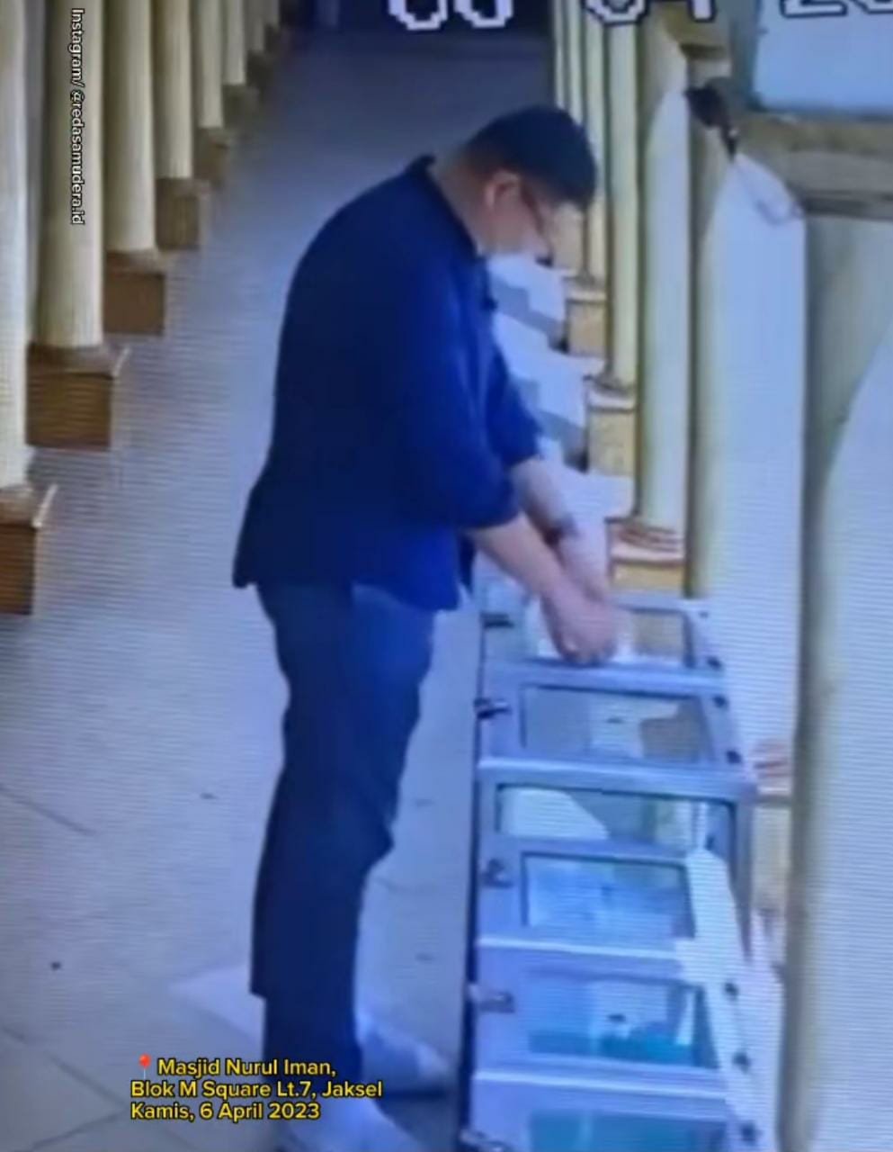 Viral Seorang Pria Memasang Stiker Qris Palsu di Masjid