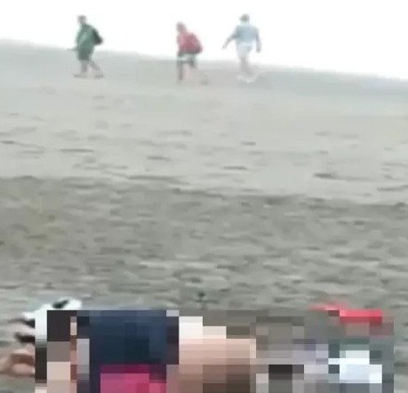 Viral Sepasang Bule Asik Bersetubuh Di Tepi Pantai Dan Ditonton Banyak Orang