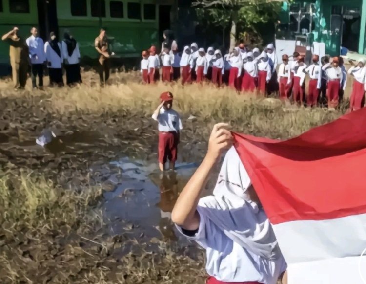 Viral Siswa SD Lakukan Upacara Bendera di Tengah Kubangan Lumpur