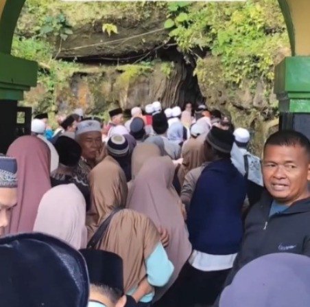 Warga Antre Panjang Masuk Goa Safarwadi, Dari Air Zam-Zam Hingga Lorong Tembus ke Makkah