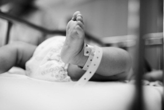 Warga Temukan Bayi Laki-Laki Terlantar di Gang, Diduga Sengaja Dibuang